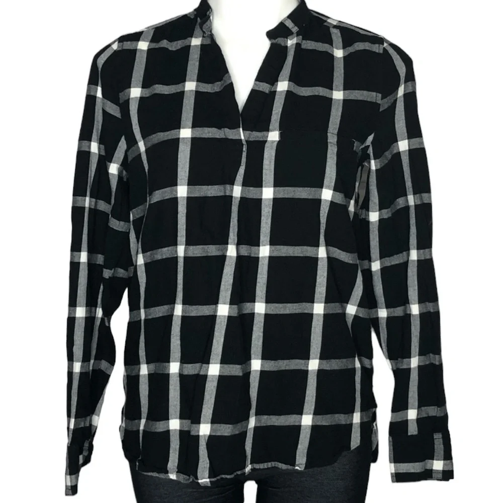 Old Navy long sleeved black checked top. Small